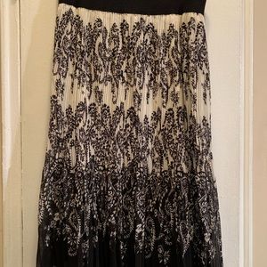 Wide elastic waist skirt in Polyester with attached lining.